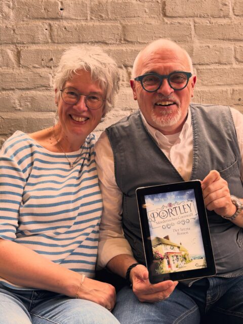 Am 1. Juni ist Band 1 der neuen Serie von @barbara_erlenkamp die das Autoren-Ehepaar unter dem Pseudonym Barbara Alderwood schreibt, erschienen. Portley -Der letzte Bissen entführt euch nach Cornwall, wo eine Pastete auch mal tödlich sein kann. Band 2 der Cornwall Cosy Crime Reihe erscheint schon am 1. August. Perfekter Lesestoff für den Sommer! 🥰📖 #cosycrime #cornwall #barbaraerlenkamp #literaturagenturlh #bethrilled