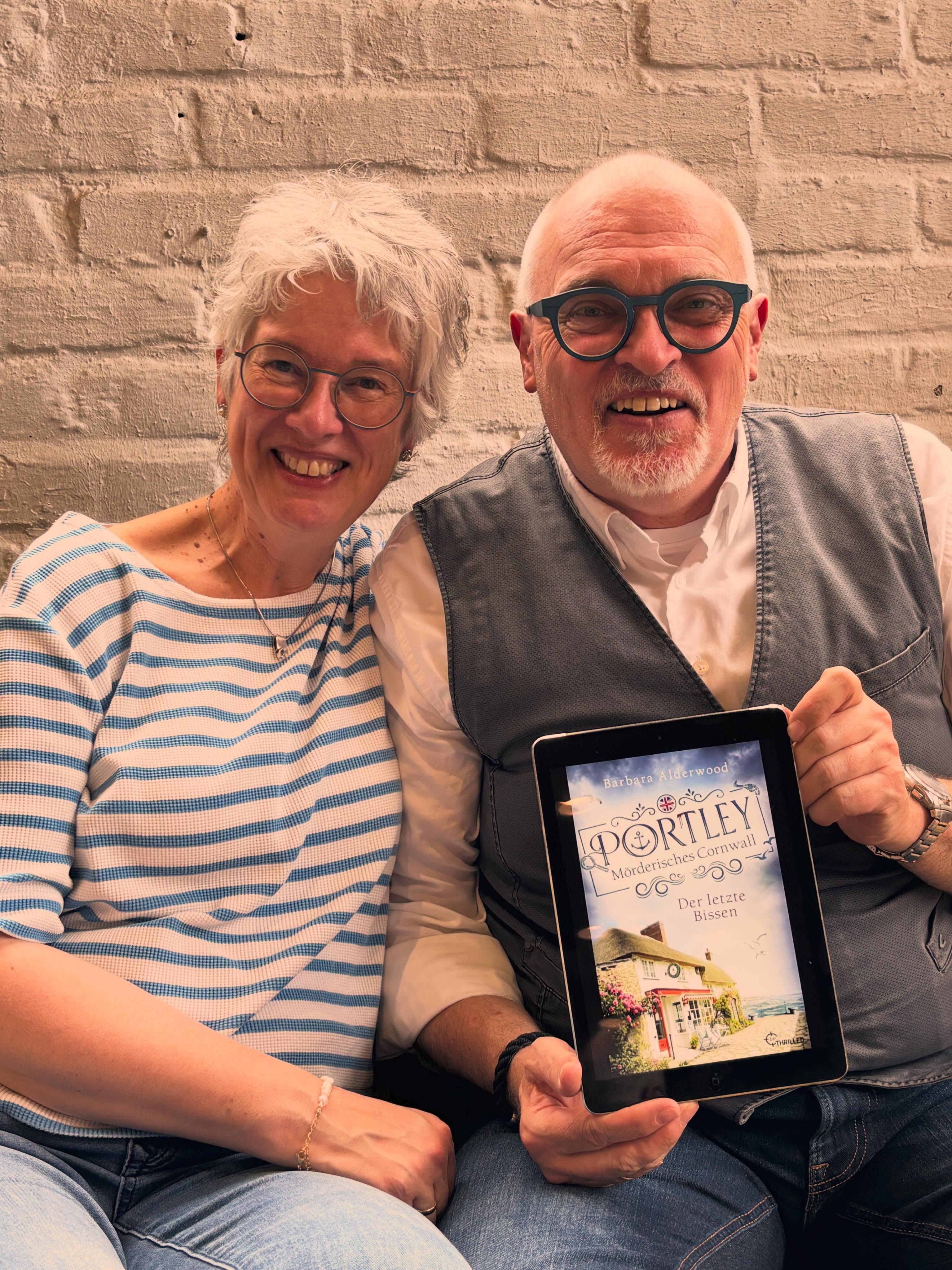 Am 1. Juni ist Band 1 der neuen Serie von @barbara_erlenkamp die das Autoren-Ehepaar unter dem Pseudonym Barbara Alderwood schreibt, erschienen. Portley -Der letzte Bissen entführt euch nach Cornwall, wo eine Pastete auch mal tödlich sein kann. Band 2 der Cornwall Cosy Crime Reihe erscheint schon am 1. August. Perfekter Lesestoff für den Sommer! 🥰📖 #cosycrime #cornwall #barbaraerlenkamp #literaturagenturlh #bethrilled