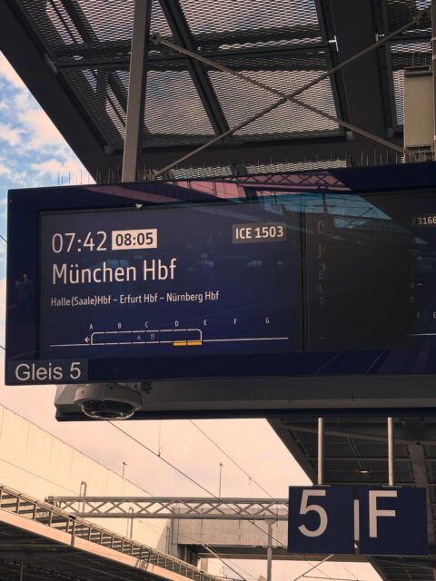 Auf geht’s nach München 🥰 Eine Verspätung kann ich mir nicht leisten, liebe Bahn, ich hab Termine… Drückt mir die Daumen, dass alles klappt! 🍀🍀🍀✊#literaturagenturlh #münchen #agentinnenleben #bahnfahren