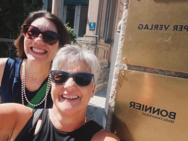 Schön war’s in München! Mit tollen Verlagsgesprächen und dem ersten Besuch von @reginekoelpin beim @piperverlag. Bei der Verlagsleiter von @droemerknaur durften @gesuchanekt und ich nicht nur das neue Verlagsgebäude bestaunen, sondern auch das Archiv. Danach wurde gefeiert 😊🥂 #reginekölpin #andreassuchanek #literaturagenturlh #münchen