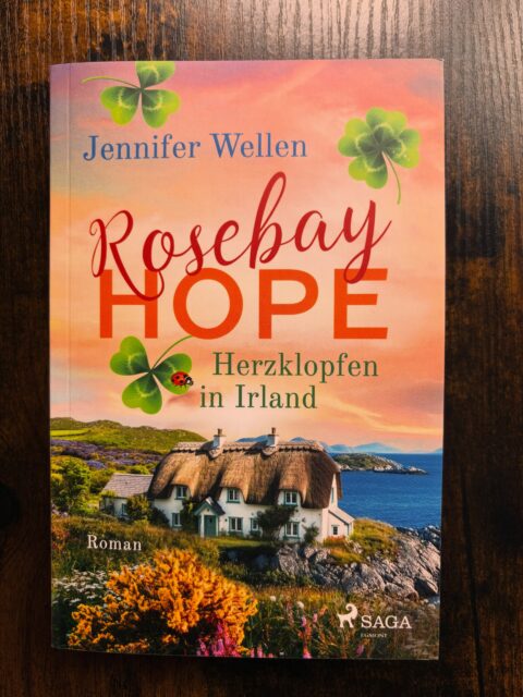 Heute erscheint der 2. Teil von Jennifer Wellens Rosebay Hope-Reihe: Herzklopfen in Irland. Eine irische Kleinstadt mit Herz und ein Neuanfang mit Hindernissen. Perfekte Sommerlektüre Happy Bookbirthday 🥳🇮🇪 @jenniferwellen_autorin #jenniferwellen #dotbooks #literaturagenturlh #irland #sommerlektüre
