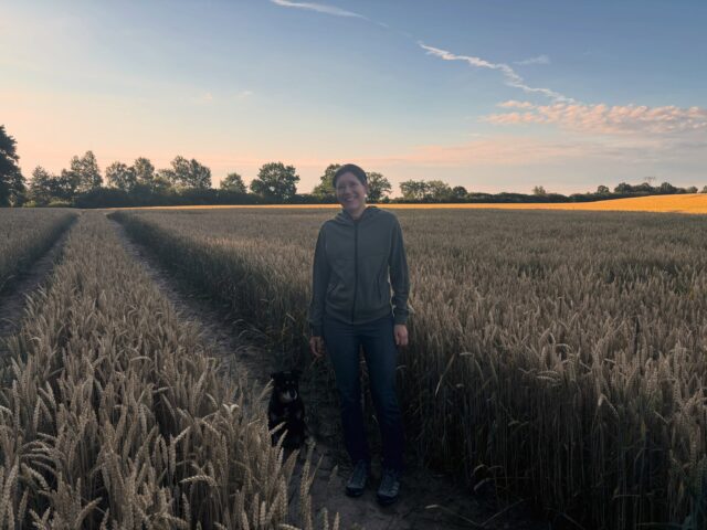 Agenturhund Emma und ich wünschen Euch einen wunderschönen Sommer-Sonntag 🌻☀️🦌🌳#literaturagenturlh #natur #sommer #agenturhund