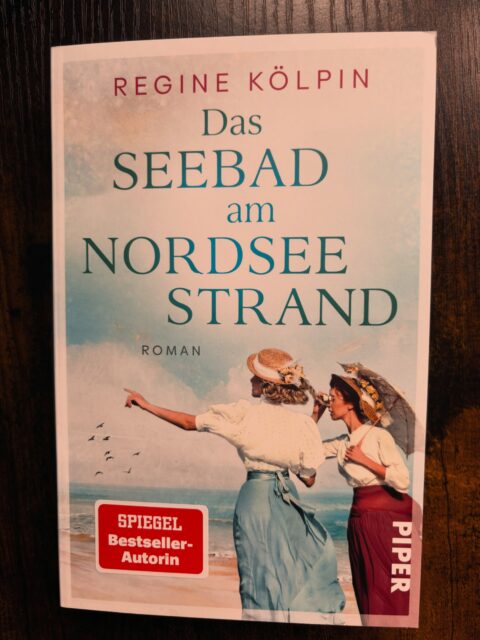 Lesetipp zum Sonntag: Das Seebad am Nordseestrand von @reginekoelpin In ihrem neuesten Roman entführt euch die Autorin nach Wangerooge in 19. Jahrhundert. Als ihr Mann zum Badekommissar ernannt wird, will Bernadine Westing aus dem einfachen Seebad einen Ort voller Glanz und Ansehen erschaffen. Word es ihr gelingen? #reginekölpin #piperverlag #wangerooge #literaturagenturlh