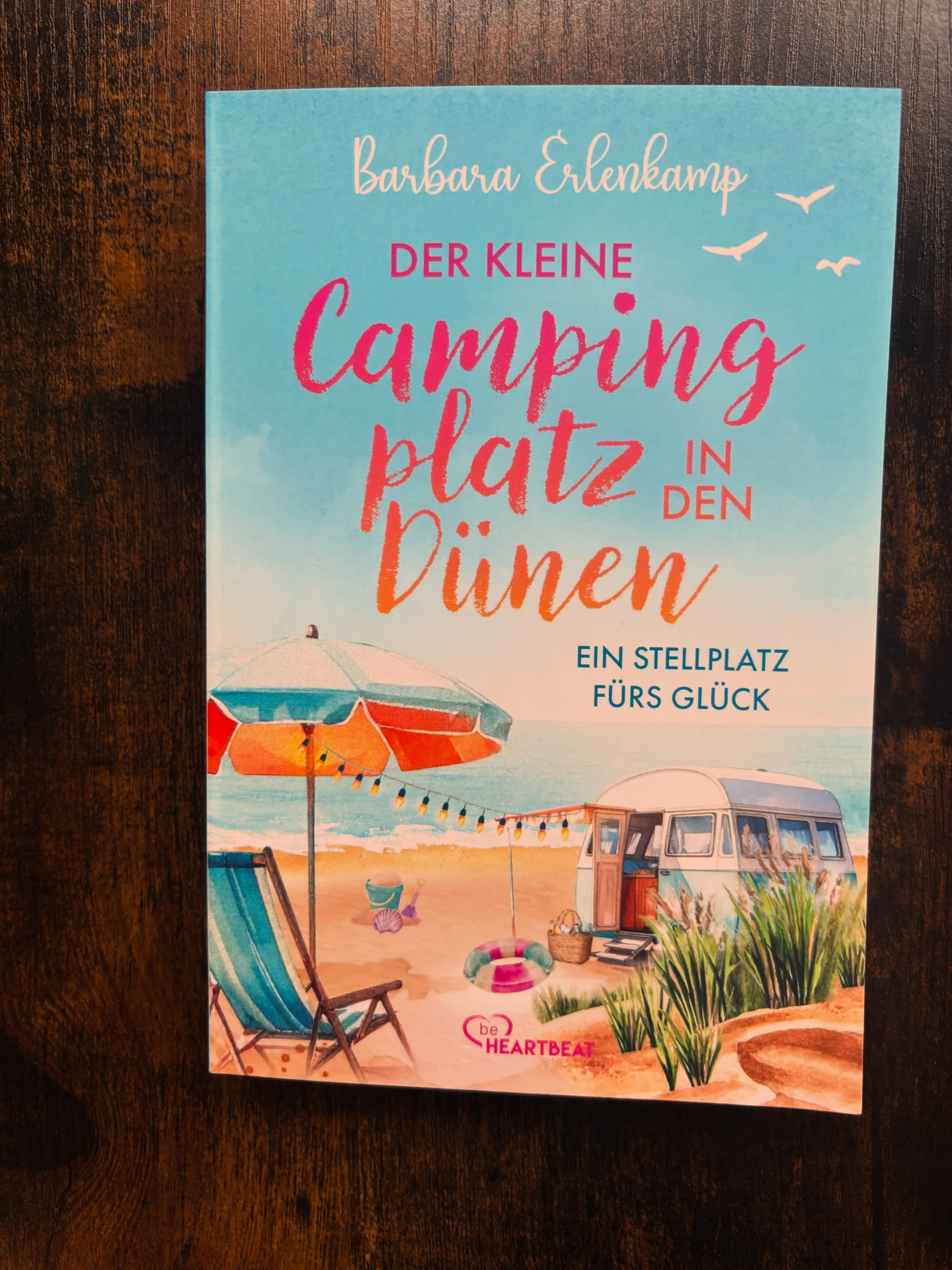 Die perfekte Sommerlektüre von @barbara_erlenkamp Der kleine Campingplatz in den Dünen: Ein Stellplatz fürs Glück (Band 1) gibt es jetzt auch im Print. Chaos, Camper, Küstenglück findet ihr zusammen mit der Protagonistin Annika an der Ostsee 😊🌊🐚☀️ #barbaraerkenkamp #lübbe #ostsee #literaturagenturlh #camping
