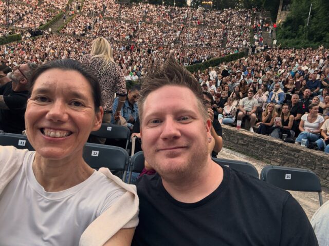 Gestern Abend mit @eliaskonradi in der Waldbühne. 20.000 Menschen feierten zusammen das 20 Jährige Jubiläum von Sebastian Fitzek. Es war ein wunderschöner Abend, vor allem ein Abend, der Hoffnung für die Buchbranche macht. Es gibt sie noch, die begeisterten Leser*innen. 🥰📖 Danke @sebastianfitzek und auf die nächsten 20 Jahre! 🥳🥂#sebastianfitzek #literaturagenturlh #droemerknaur #buchmenschen #bücherliebe