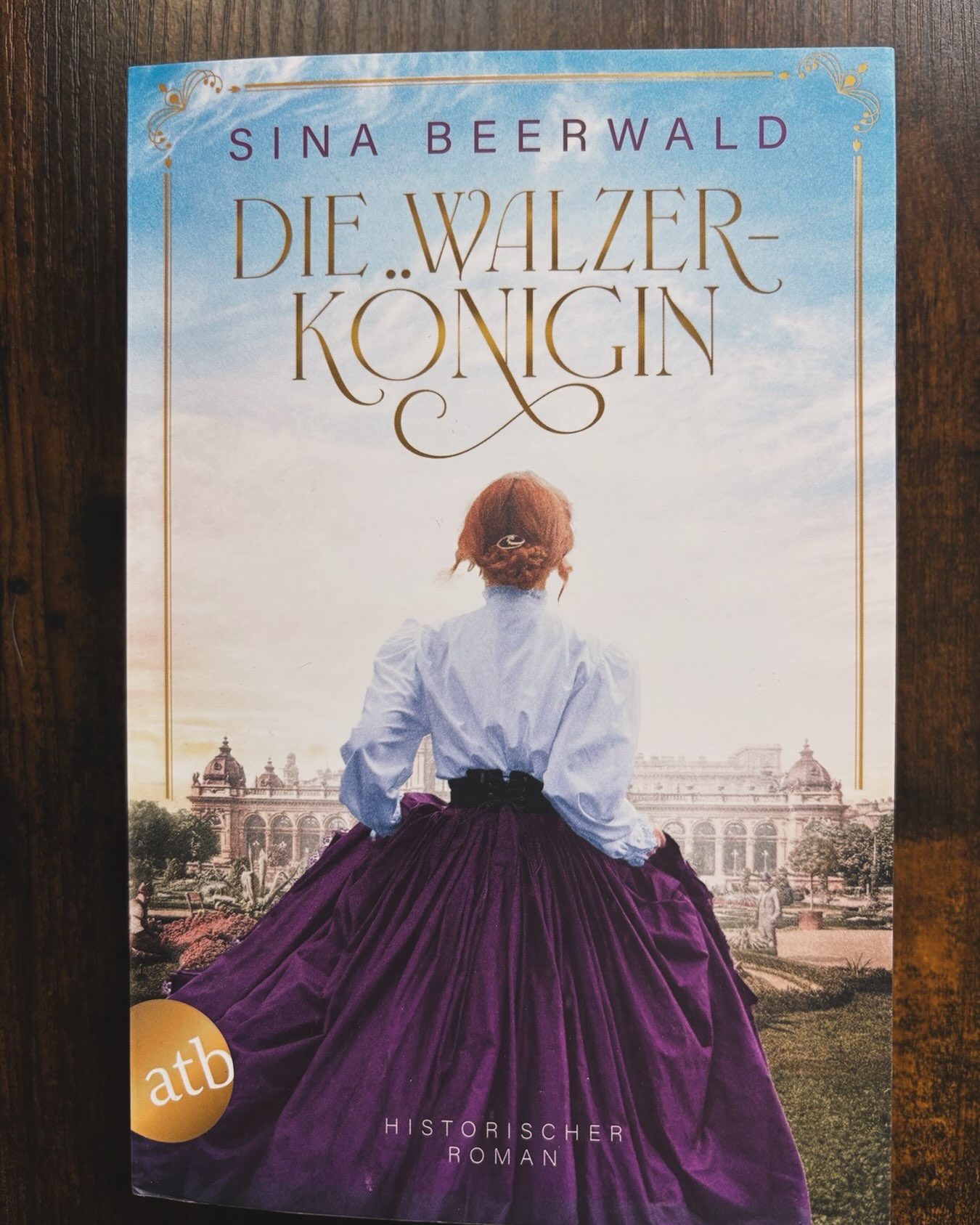 Lesetipp zur Wochenmitte: Die Walzerkönigin von @sina_beerwald Ein Roman im Takt der Walzermelodie - dramatisch, emotional, temporeich. Lasst euch entführen ins Wien des 19. Jahrhunderts zu der Familie Strauss #sinabeerwald #aufbauverlag #literaturagenturlh #johannstrauss #wien
