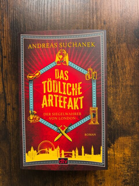 Endlich geht es weiter mit dem Siegelwahrer von London von Andreas Suchanek. In Band 2 geht es um einen Toten ohne Kopf, ein Artefakt ohne Gewissen und einen Gegner ohne Gnade - all@dem müssen sich Liam und seine Kollegin Julia stellen. Kennt ihr die unterhaltsame Urban-Fantasy-Reihe schon? #andreassuchanek #urbanfantasy #dtv #literaturagenturlh