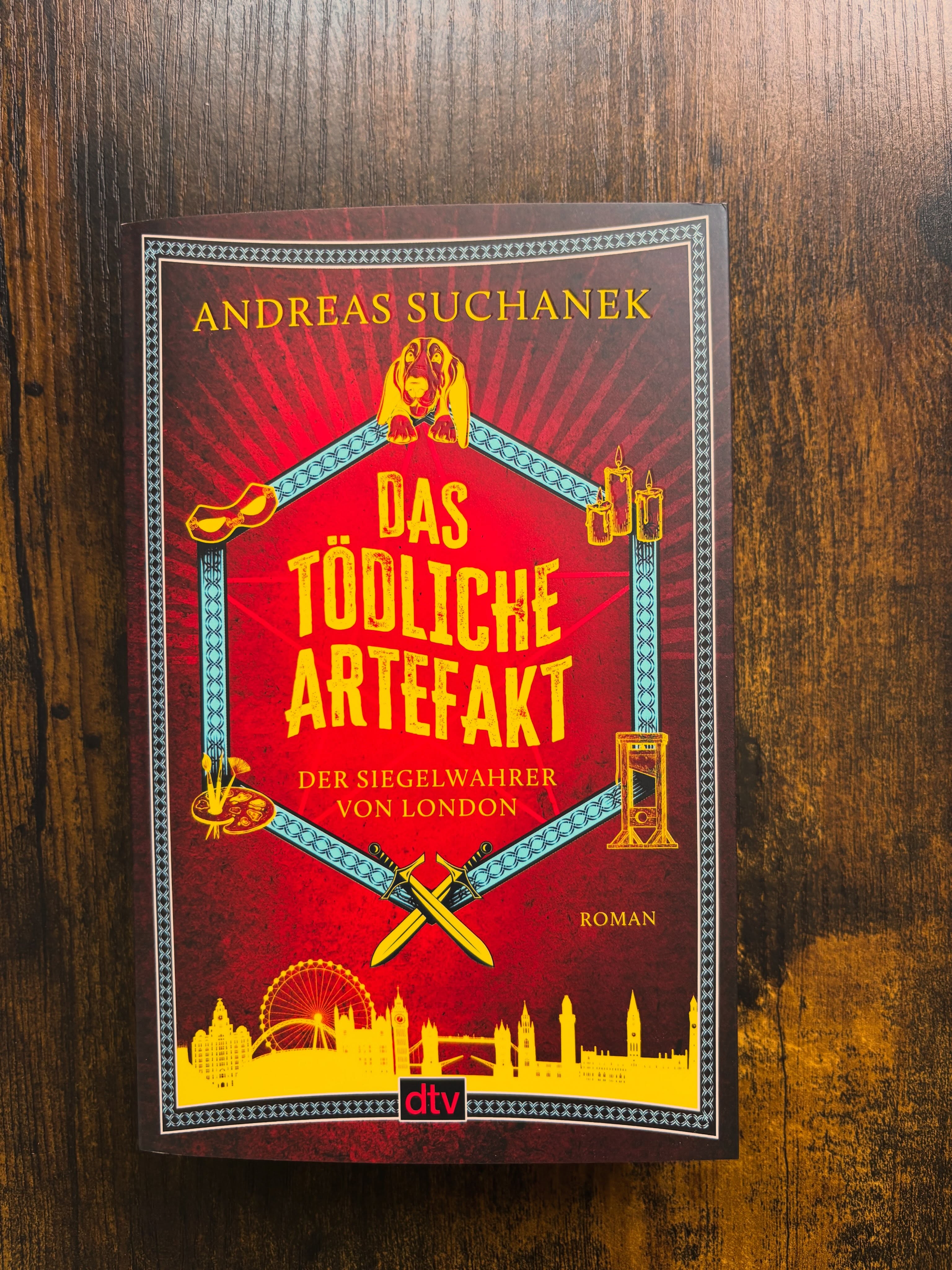 Endlich geht es weiter mit dem Siegelwahrer von London von Andreas Suchanek. In Band 2 geht es um einen Toten ohne Kopf, ein Artefakt ohne Gewissen und einen Gegner ohne Gnade - all@dem müssen sich Liam und seine Kollegin Julia stellen. Kennt ihr die unterhaltsame Urban-Fantasy-Reihe schon? #andreassuchanek #urbanfantasy #dtv #literaturagenturlh