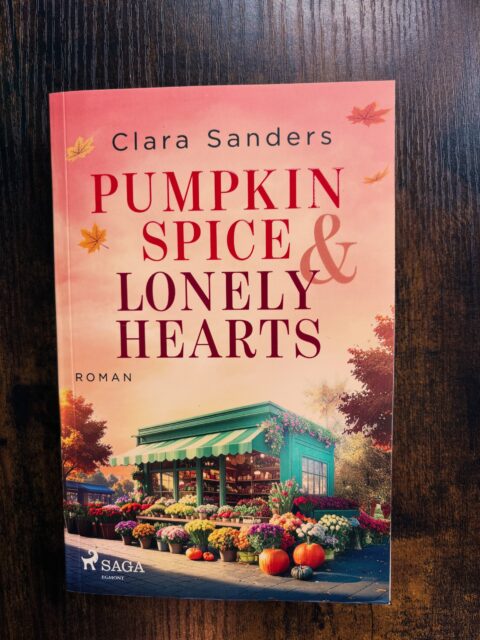 Lesetipp zum Wochenende der warmherzige Herbstroman von Clara Sanders: Pumpkin Spice & Lonley Hearts mit einer Prise Zimt und ganz viel Liebe. Taucht ein diese Schöne Liebesgeschichte 🫶 🎃 #clarasanders #claudiaschirdewan #sagaegmont #literaturagenturlh #herbst
