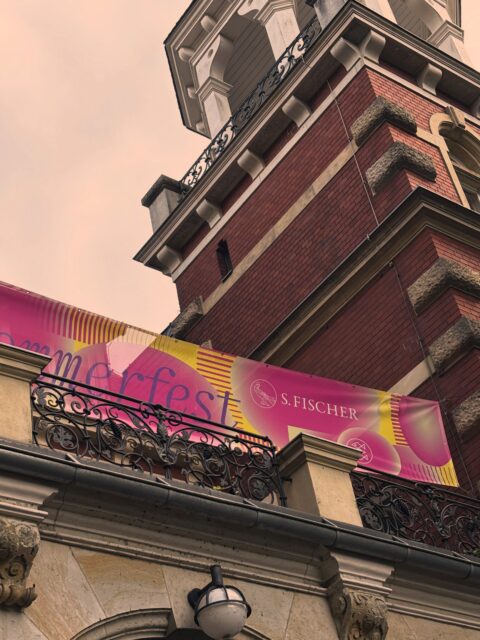 Gestern hat das Literarische Colloquium Berlin zusammen mit den S. Fischer Verlagen sein Sommerfest gefeiert. Es gab viele tolle Vorträge, Reden und inspirierende Gespräche, unverhoffte Treffen, die mir wieder gezeigt haben, wie gerne ich sehr ich die „Buch-Bubble“ liebe 🥰 Schön war’s, aber bisweilen sehr stürmisch ⛈️ 💨Danke @uta_simone dass du mich begleitet hast 🥰 #fischerverlag #lcb #literaturagenturlh #buchmenschen #bücherliebe