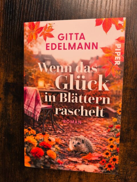 Es wird herbstlich und da passt der Lesetipp zum Wochenstart ganz hervorragend: Wenn das Glück in Blättern raschelt von @gittaedelmann erzählt von Jackie, die von Igel Heribert aus ihrer Trauer zurück ins  Leben gezogen wird. Zwischen nächtlichen Gartenbeobachtungen und der Rettung schutzbedürftiger Igel entdeckt Jackie nicht nur die Welt des Artenschutzes, sondern auch ein Stück von sich selbst, das sie verloren glaubte. Wann habt ihr das letzte Mal einen Igel gesehen? Bei mir ist es leider schon fast ein Jahr her. 🦔🦔📖☕️🦔 🦔 #igel #gittaedelmann #piperverlag #literaturagenturlh #september