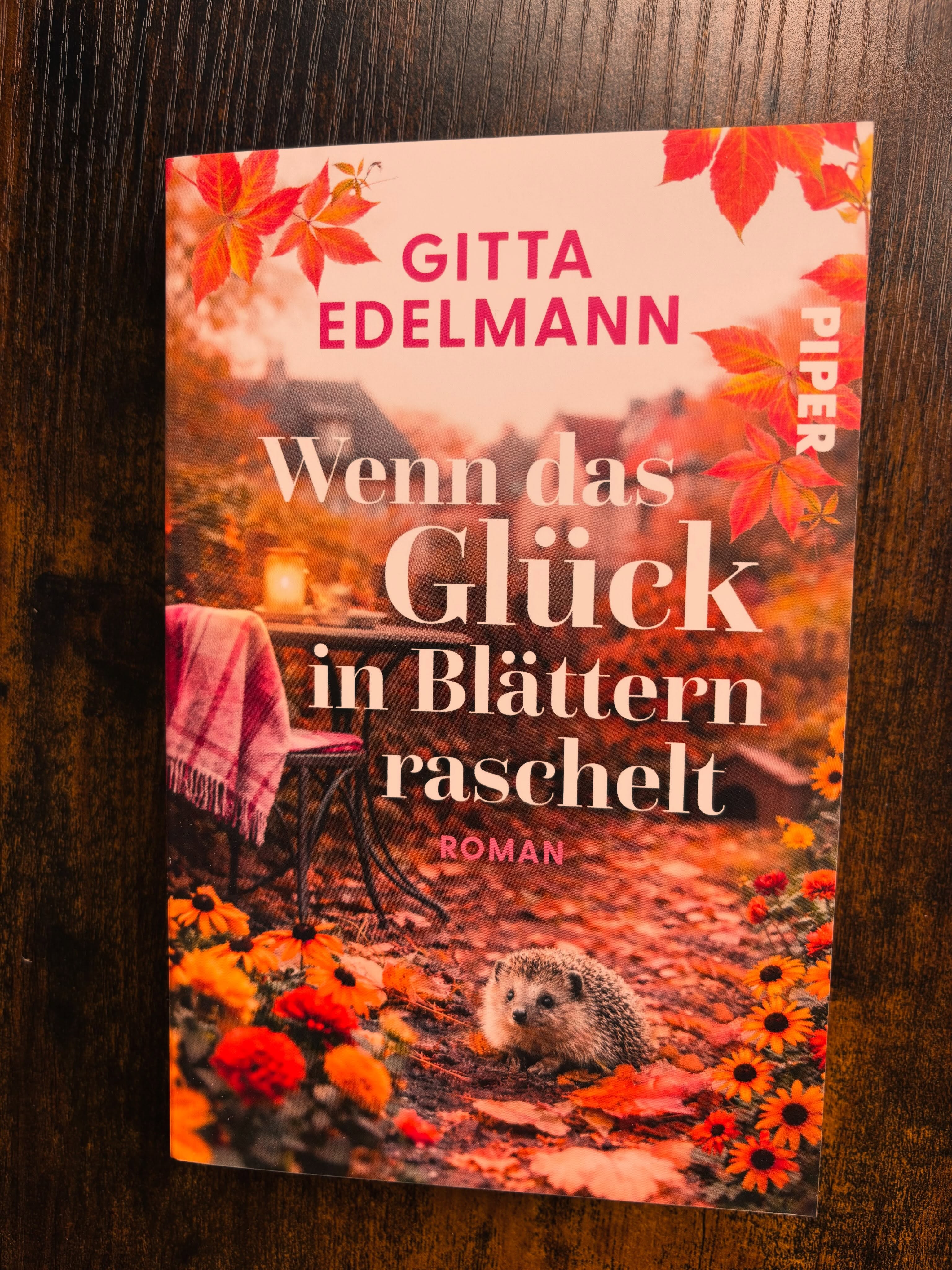 Es wird herbstlich und da passt der Lesetipp zum Wochenstart ganz hervorragend: Wenn das Glück in Blättern raschelt von @gittaedelmann erzählt von Jackie, die von Igel Heribert aus ihrer Trauer zurück ins  Leben gezogen wird. Zwischen nächtlichen Gartenbeobachtungen und der Rettung schutzbedürftiger Igel entdeckt Jackie nicht nur die Welt des Artenschutzes, sondern auch ein Stück von sich selbst, das sie verloren glaubte. Wann habt ihr das letzte Mal einen Igel gesehen? Bei mir ist es leider schon fast ein Jahr her. 🦔🦔📖☕️🦔 🦔 #igel #gittaedelmann #piperverlag #literaturagenturlh #september