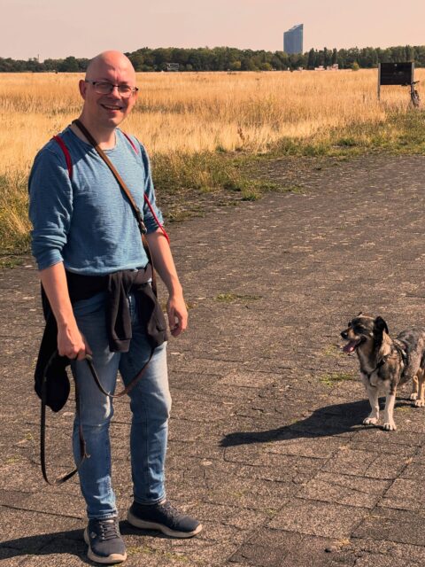 Agenturhund Emma und ich hatten heute bei der Mittagsrunde gute Gesellschaft von @christian.handel und seinem Hund Charly. Ganz schön heiß war’s, denn plötzlich war wieder Sommer #tempelhoferfeld #christianhandel #agenturhund #mittagsrunde #september