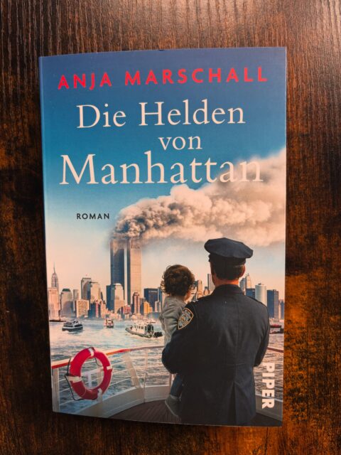 Aus gegebenem Anlass ein Buchtipp zum Jahrestag 9/11. Am 11. September 2001 stürzten die Türme des World Trade Centers ein. In Panik flohen die Menschen zum Hudson River. Die Helden von Manhattan von @anjamarschall_autorin erzählt die Rettungsgeschichte über den Hudson River via Boatlift und zeigt, wie Menschen in der Katastrophe über sich hinaus wachsen. Ein sehr bewegender, intensiv recherchierter Roman, der zum Nachdenken anregt. Gerade in diesen Zeiten. #anjamarschall #literaturagenturlh #boatlift #piperverlag #newyork