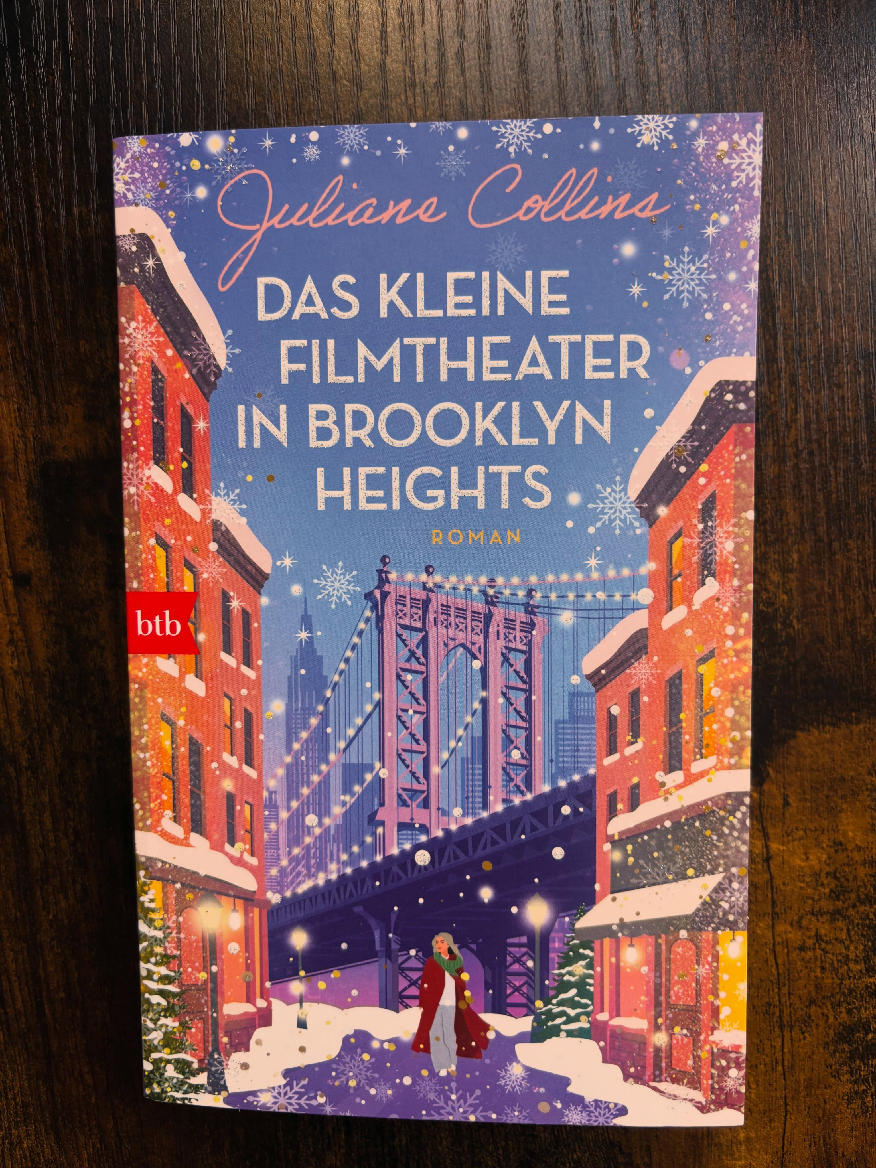 Ab heute endlich im Buchhandel, der Debütroman von @julianecollins_  Das kleine Filmtheater in Brooklyn Heights. Die Adventszeit bringt mehr als nur eine Überraschung für Alice, die aus heiterem Himmel eine Erbschaft in New York macht. Ein atmosphärischer Winterroman, in den man in gemütlichen Lesestunden versinken kann. 📖🌟#julianecollins #penguinbooks #brooklyn #literaturagenturlh