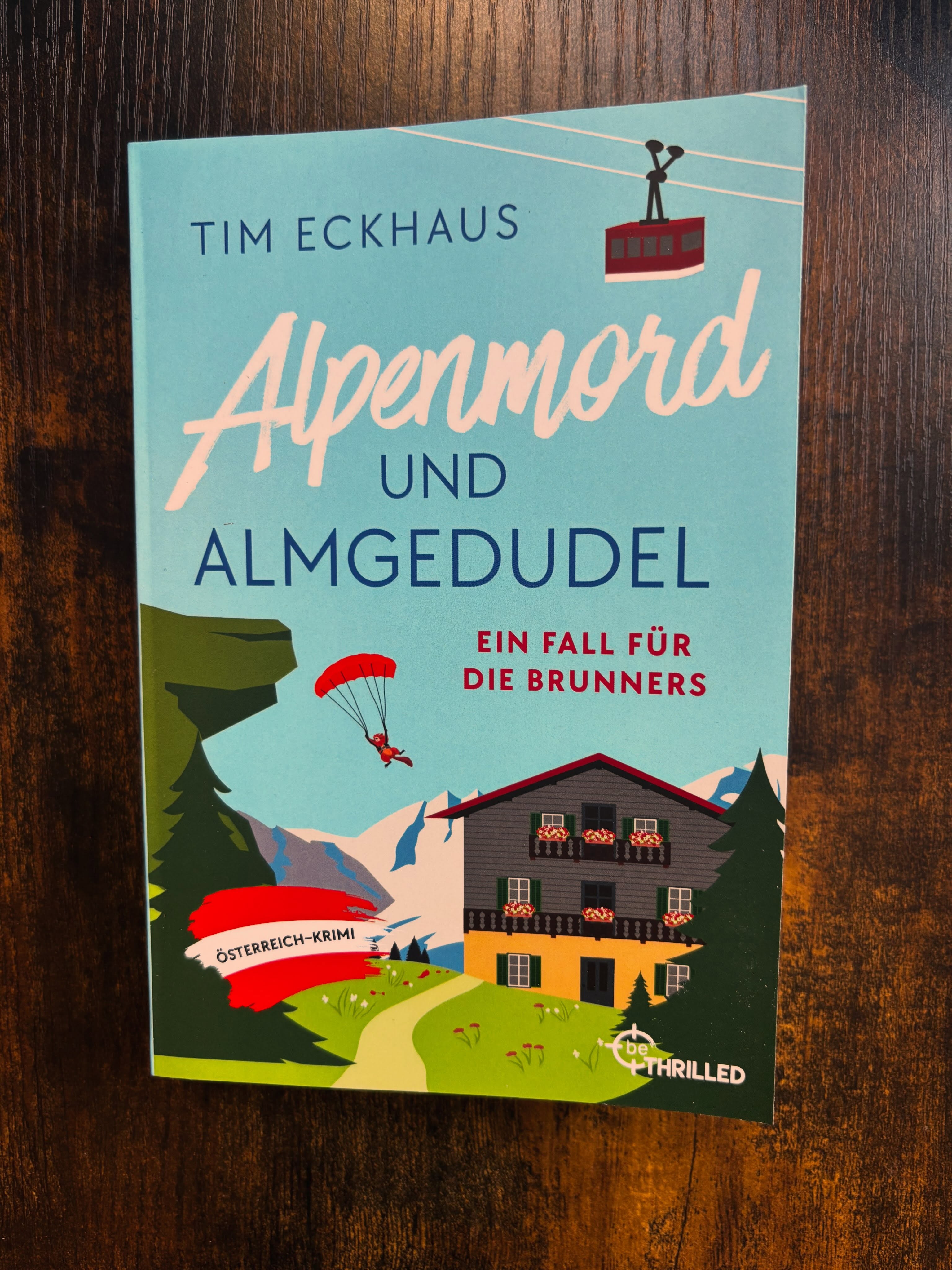 Kennt ihr schon Familie Brunner? In Alpenmord und Almgedudel stößt die Familie aus Wien in Tirol auf eine Leiche. Somit nimmt der Urlaub eine unerwartete Wendung. Der Auftakt der neuen  Krimi-Reihe von @tim_eckhaus #cosycrime #timeckhaus #luebbe #literaturagenturlh #südtirol
