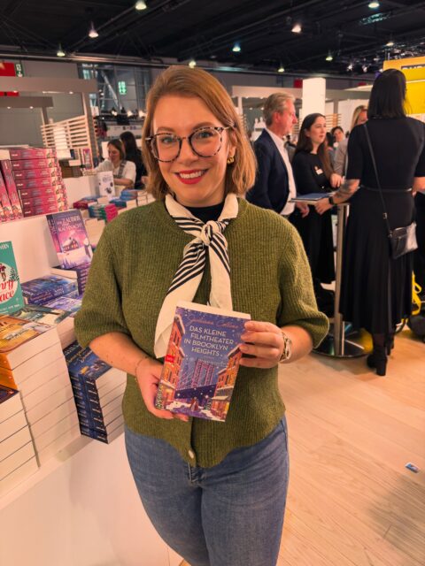 Die Autorin @julianecollins_ / @jules.sinclair.author  hatte gleich zwei Debüts, die ganz wundervoll auf der Messe präsentiert werden. Das kleine Filmtheater in Brooklyn Hights ist bei btb erschienen. Breaking the Games. Beim Lago Verlag. Happy Bookbirthday, liebe Juliane! 🥳🍀🌟 #julianecollins #penguinrandomhouse #lagoverlag #mvg #literaturagenturlh