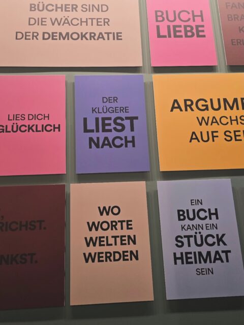 Das Leben ist bunt und vielfältig, genau wie die Buchbranche. Ich bin glücklich, ein (mini kleiner) Teil davon zu sein. Schönster Job der Welt! 💚💚💚#buchmenschen #bücherliebe #fbm #literaturagenturlh #leseliebe